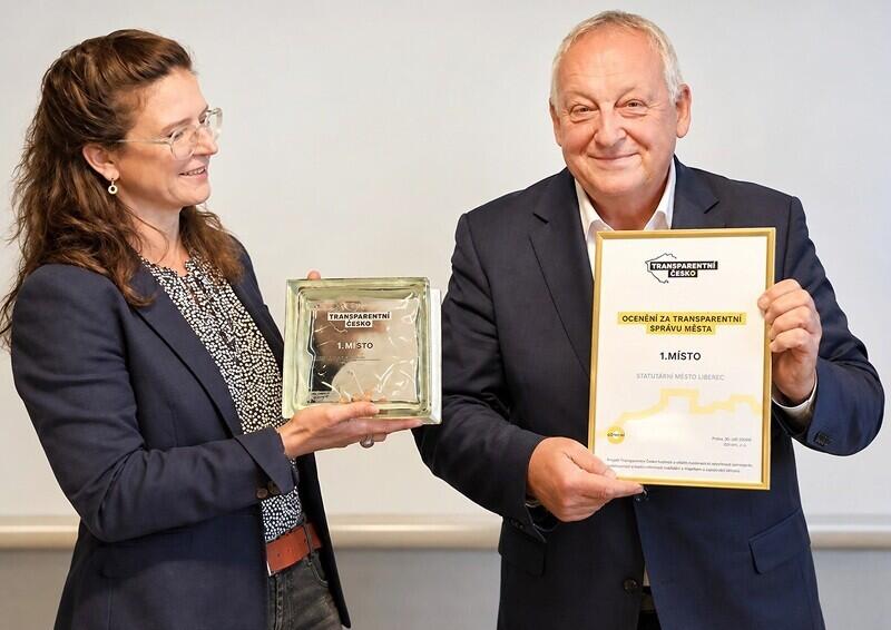 Ocenění na sklonku svého působení ve funkci převzal liberecký primátor Jaroslav Zámečník (SLK). Foto: SMJ